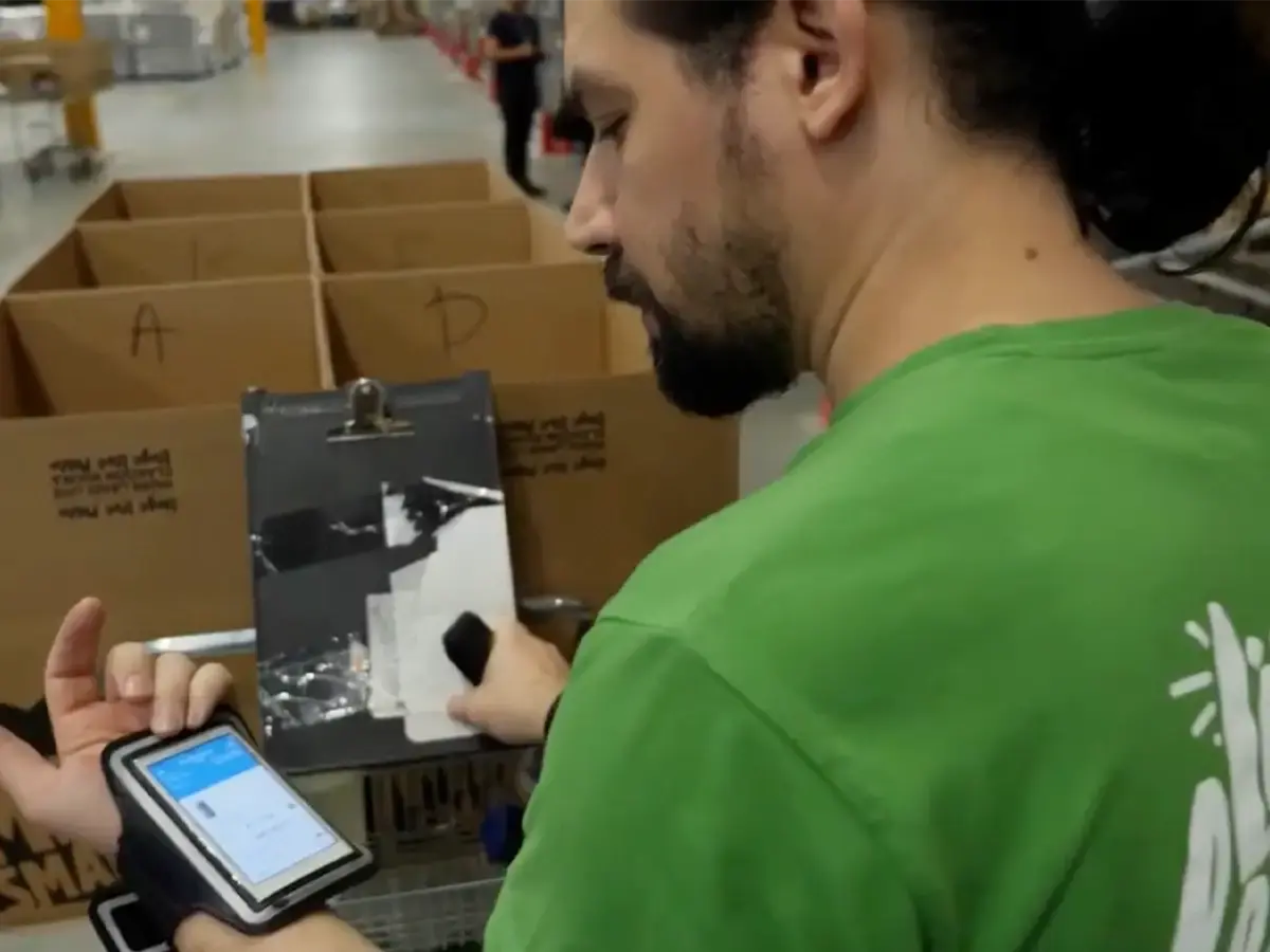 Matsmart_Motatos warehouse worker picking an order using Bitlog WMS mobile app on smartphone