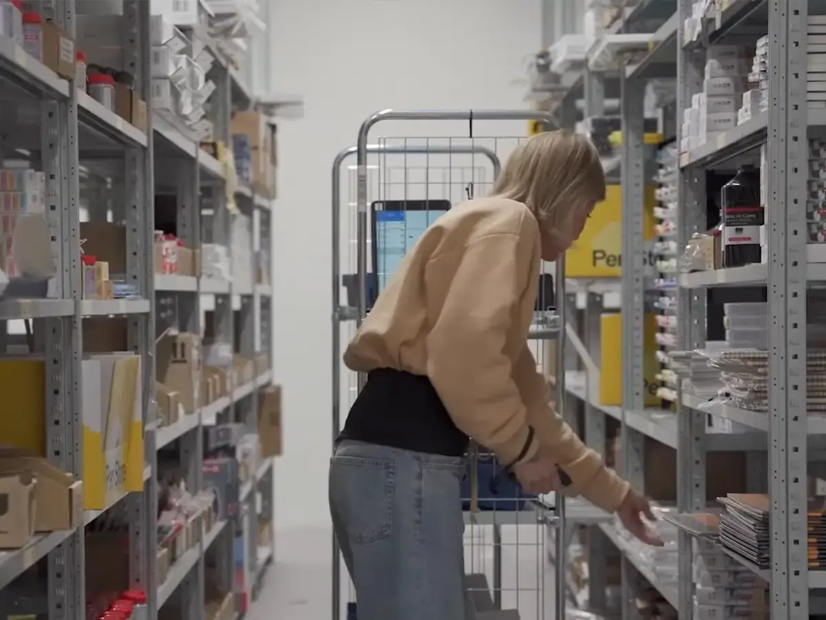 Pen-Store lagerpersonal batchplockar order med Bitlog WMS