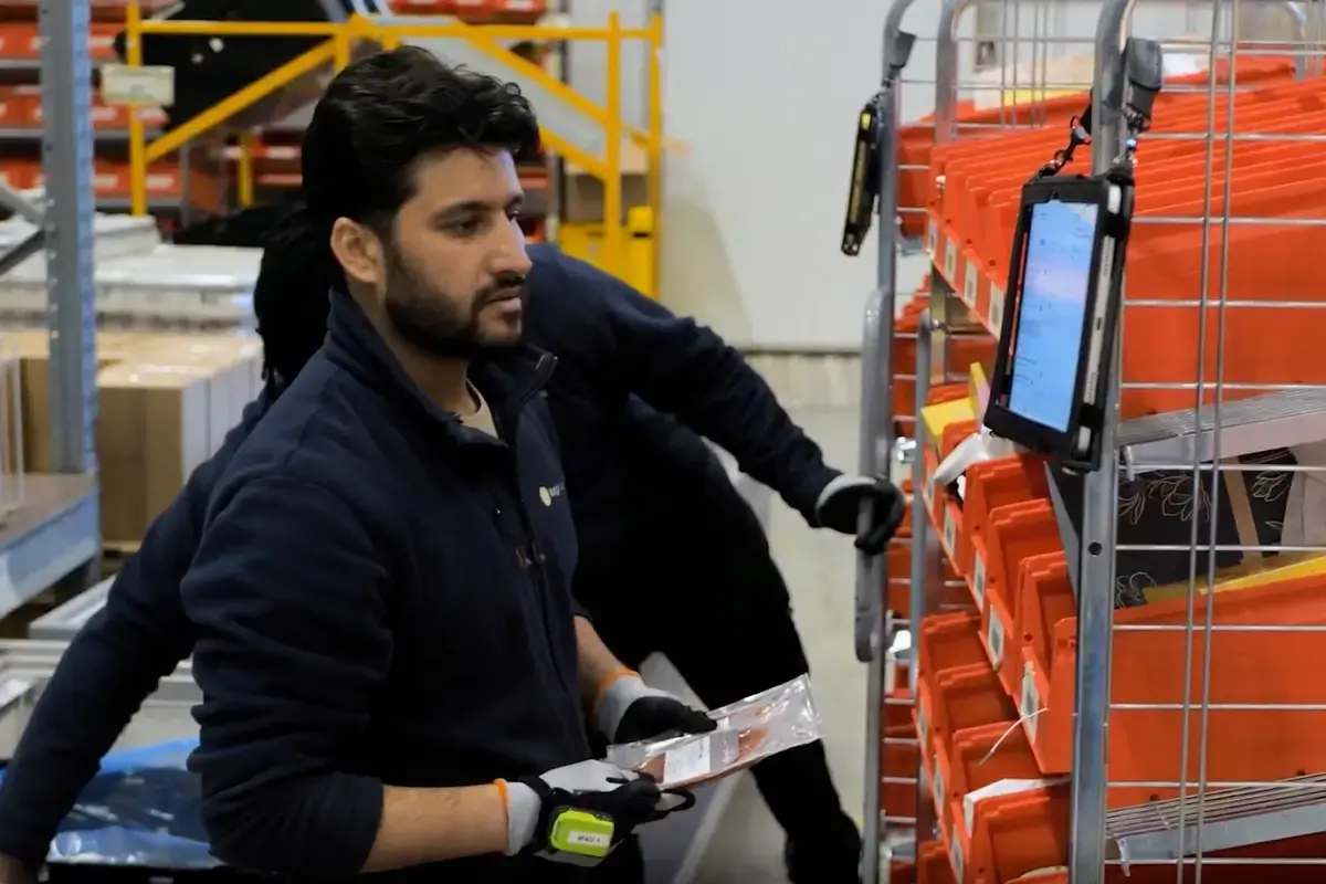 morgenlevering warehouse team picking orders with bitlog wms mobile app